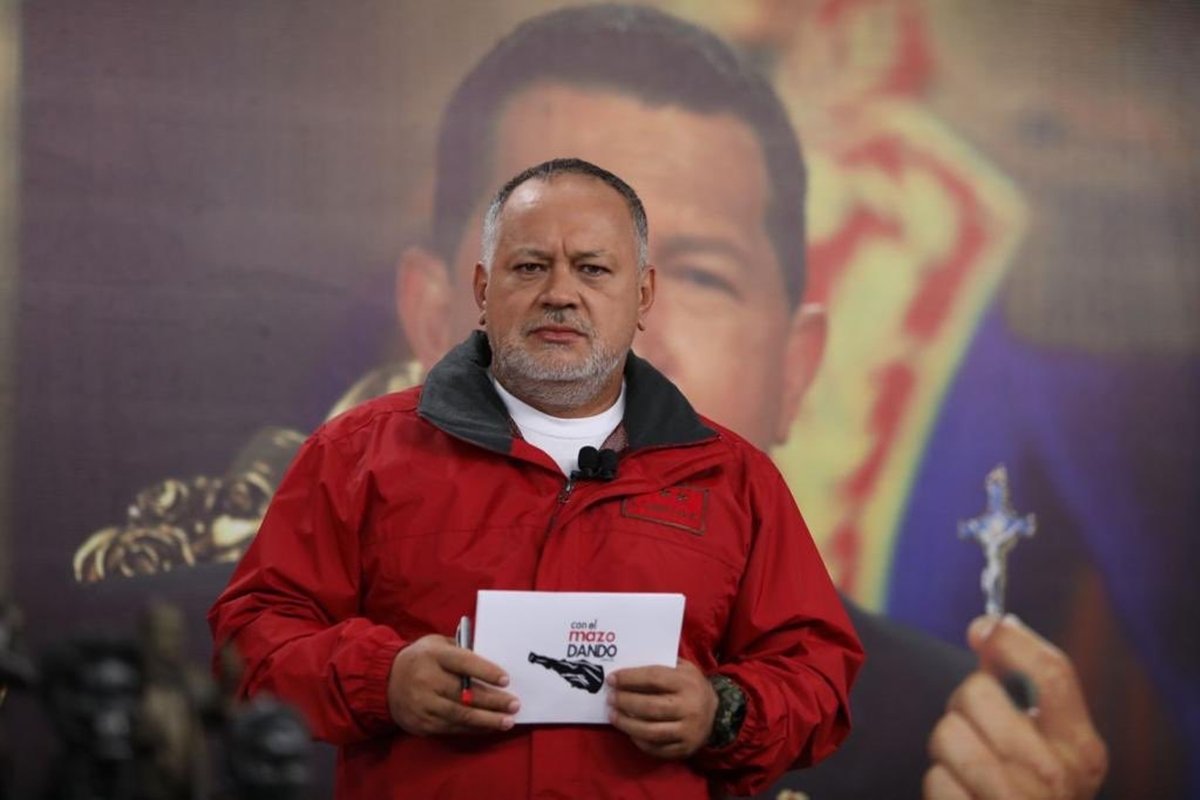 Cabello muestra afiches con el letrero de Se busca de varios opositores