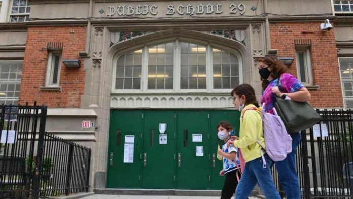 Nueva York retira uso mascarilla en escuelas y prueba de vacuna en interior