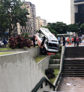 #3Nov [+Fotos] | Accidente de tránsito en Altamira deja 15 personas lesionadas